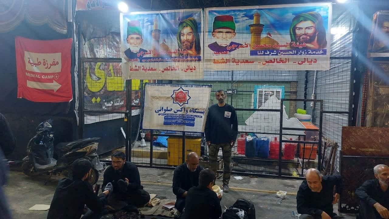 روزنامه سراج/واکس صلواتی بهروز پریشان به یاد شهیدان باکری و 12هزار شهید استان آذربایجان غربی و شهدای گمنام/تصویر سردبیر روزنامه سراج حجت الاسلام محمد ادریسی در حال واکس زدن